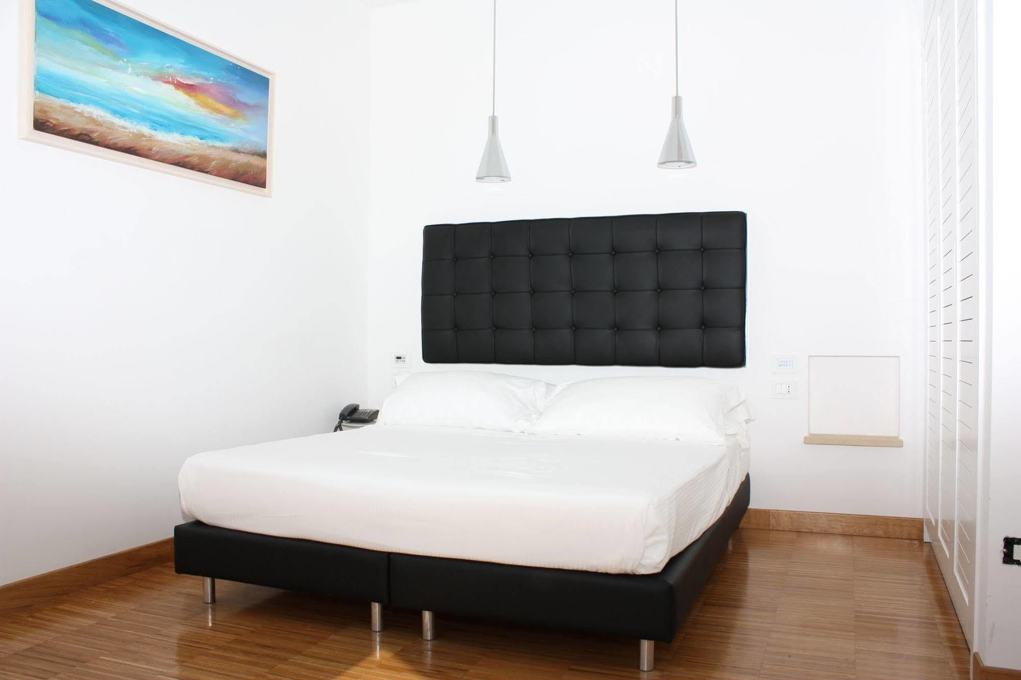 Hotel Del Conte Фонди Екстериор снимка