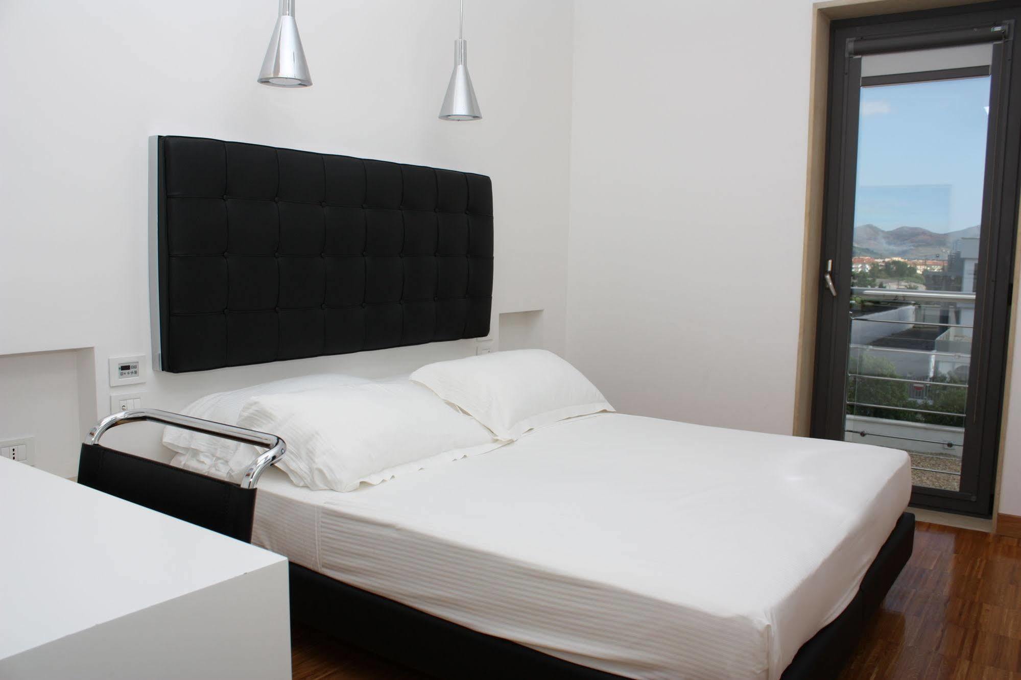 Hotel Del Conte Фонди Екстериор снимка