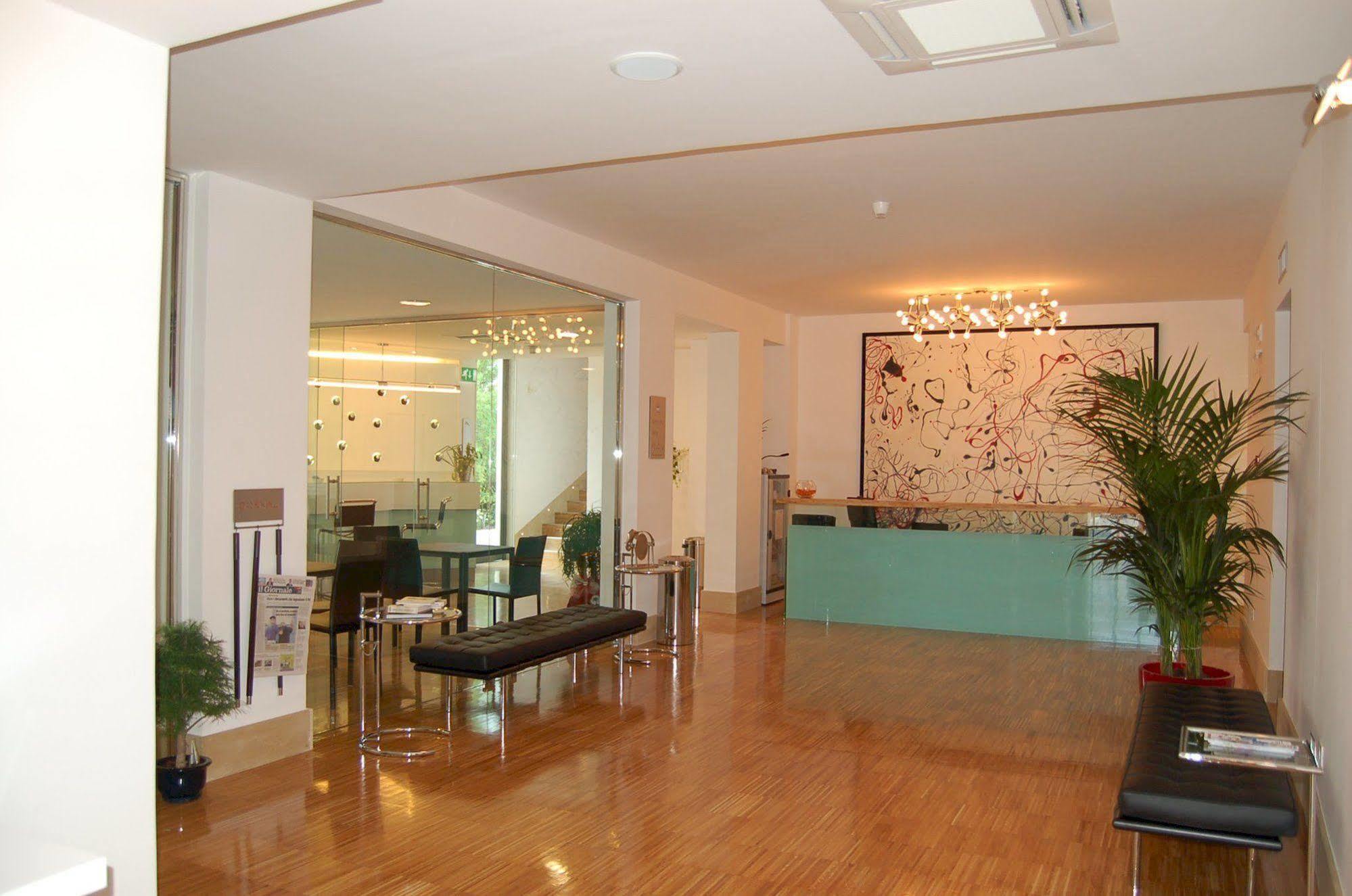 Hotel Del Conte Фонди Екстериор снимка
