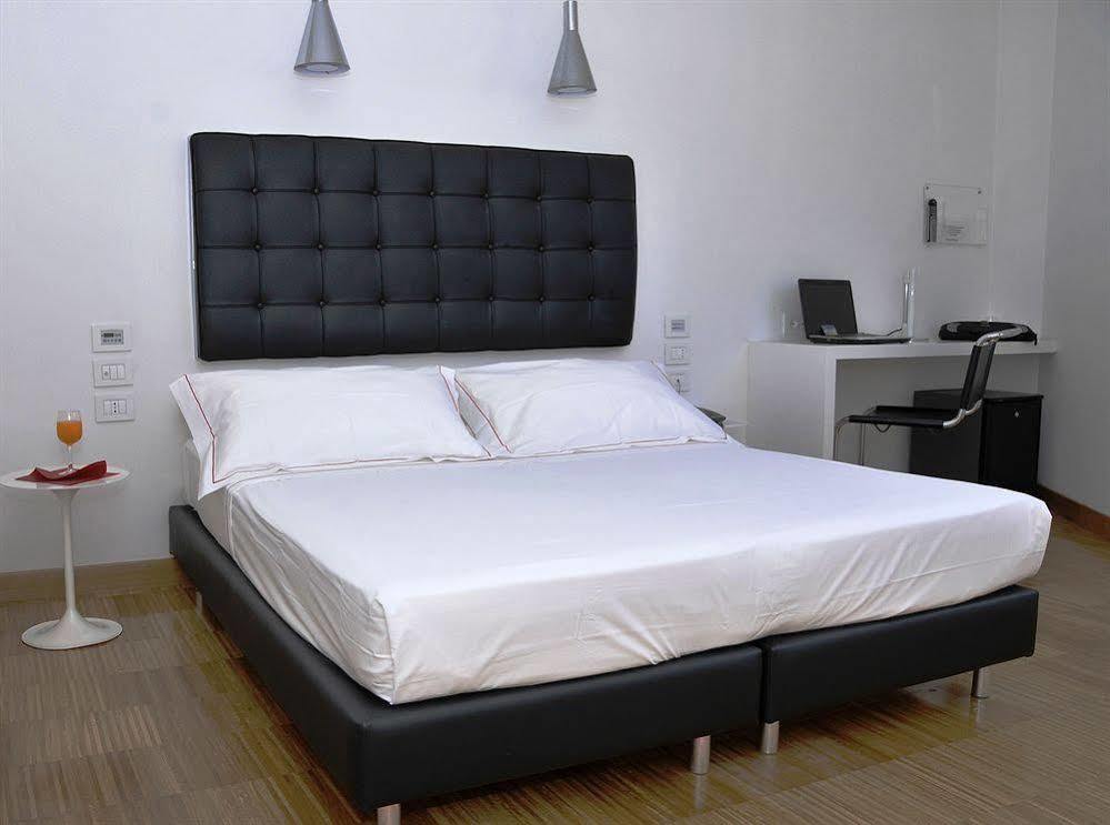 Hotel Del Conte Фонди Екстериор снимка