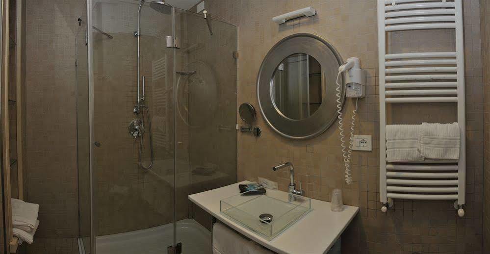 Hotel Del Conte Фонди Екстериор снимка