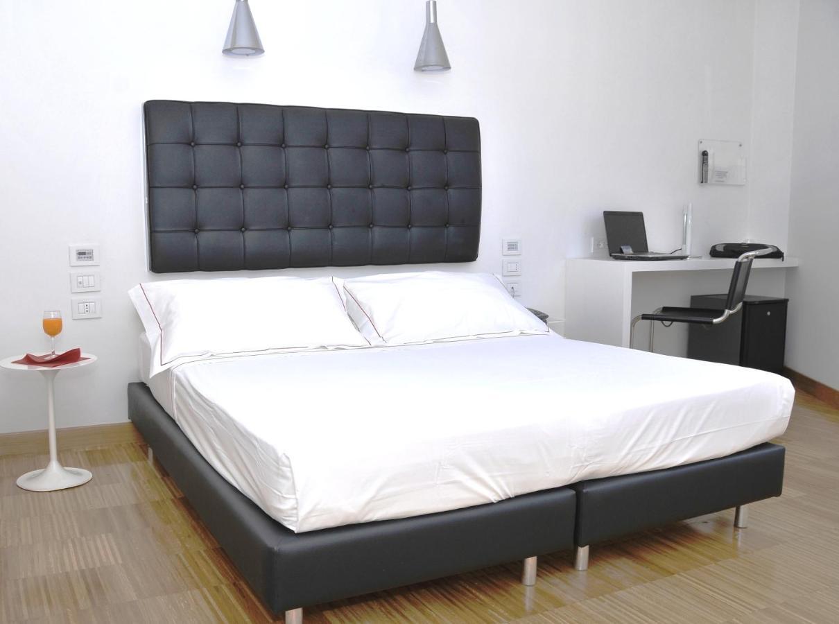 Hotel Del Conte Фонди Стая снимка